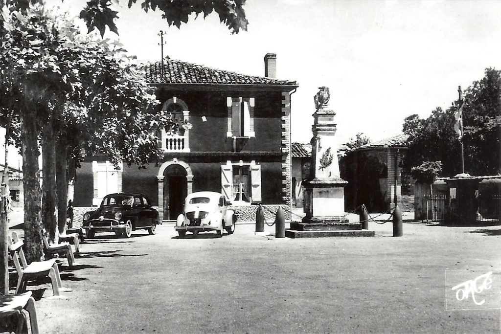 La Place des Troubadours avec le monument aux morts de Saint-Hilaire 31, en 1950