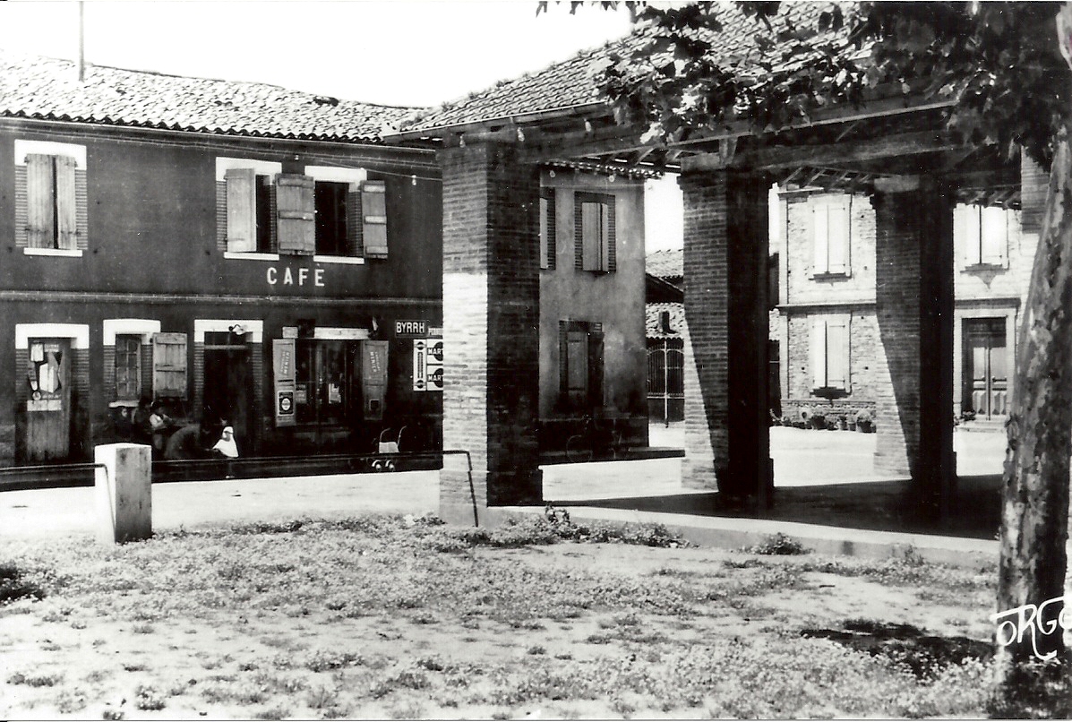 Saint-Hilaire 31 en 1950 : la place, ses halles et le café